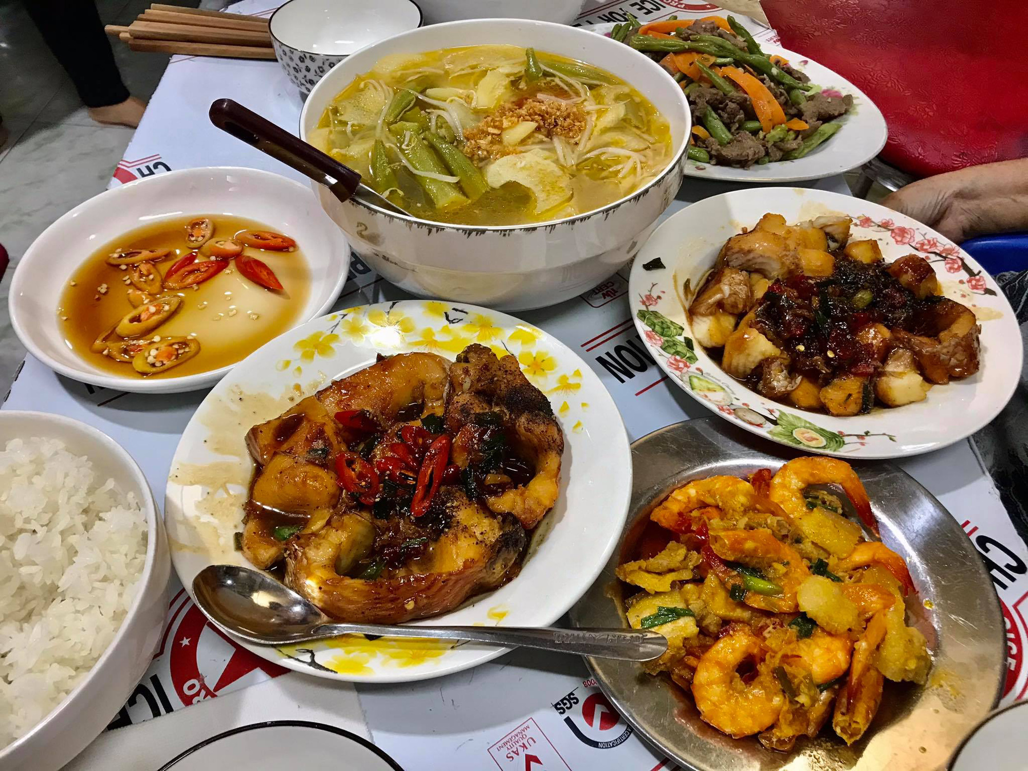 NSND Kim Cương thắp hương tri ân nữ y tá nuôi dưỡng bé Thương Thương - Ảnh 6. NSND Kim Cương thắp hương tri ân nữ y tá nuôi dưỡng bé Thương Thương - Ảnh 6.