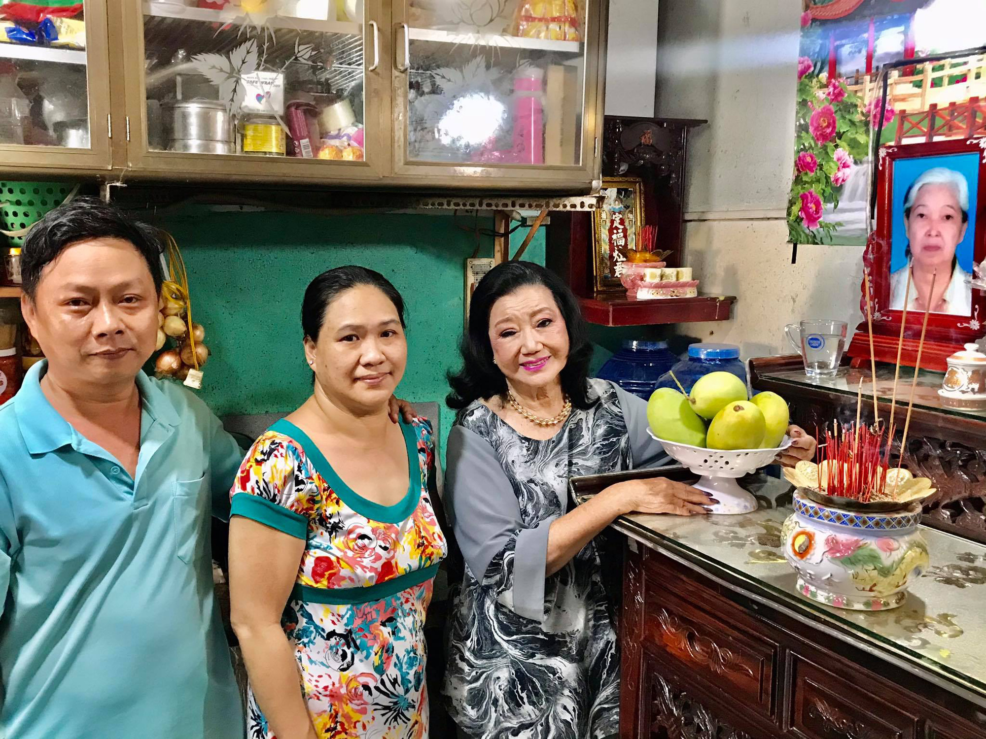 NSND Kim Cương thắp hương tri ân nữ y tá nuôi dưỡng bé Thương Thương - Ảnh 7. NSND Kim Cương thắp hương tri ân nữ y tá nuôi dưỡng bé Thương Thương - Ảnh 7.