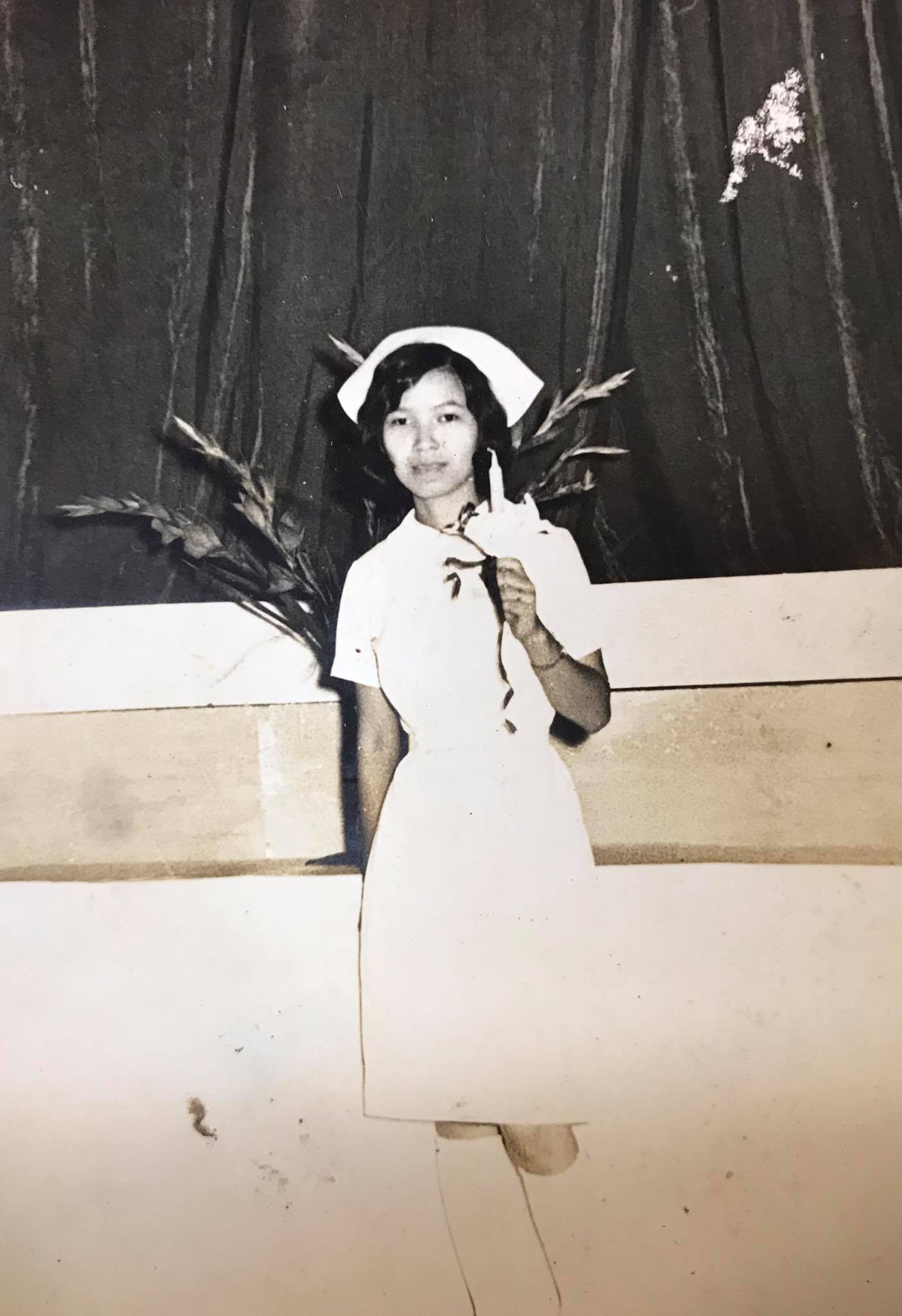 NSND Kim Cương thắp hương tri ân nữ y tá nuôi dưỡng bé Thương Thương - Ảnh 3. NSND Kim Cương thắp hương tri ân nữ y tá nuôi dưỡng bé Thương Thương - Ảnh 3.