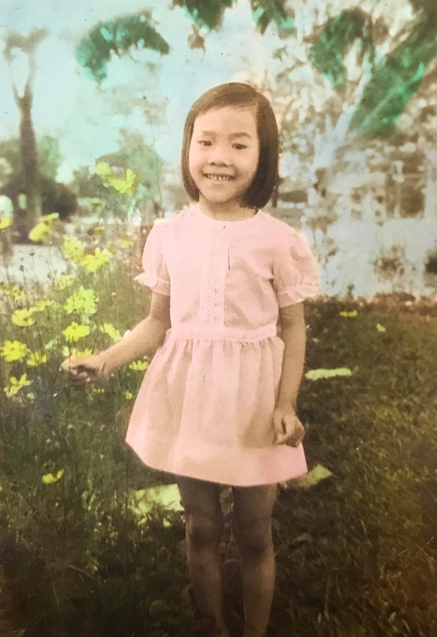 NSND Kim Cương thắp hương tri ân nữ y tá nuôi dưỡng bé Thương Thương - Ảnh 4. NSND Kim Cương thắp hương tri ân nữ y tá nuôi dưỡng bé Thương Thương - Ảnh 4.