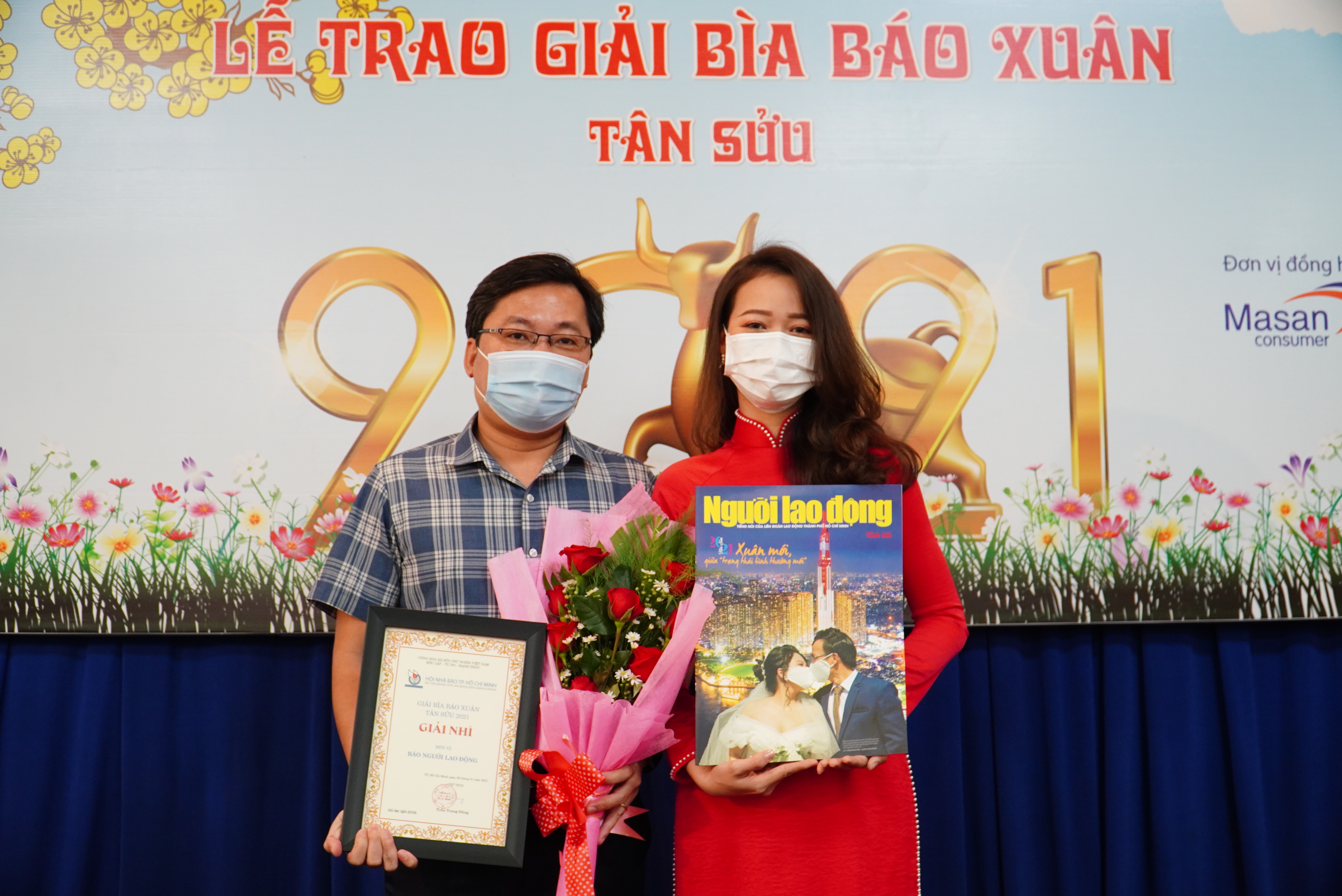 Trao giải Bìa báo Xuân và khai trương sạp báo từ thiện tại Đường sách