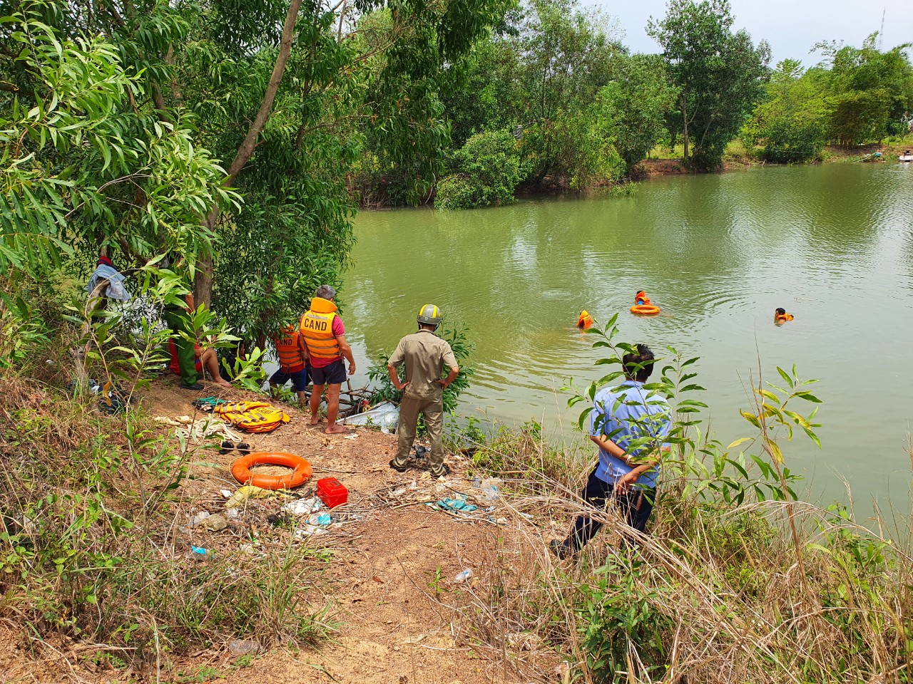 Đang nhậu thì muốn bơi, người đàn ông chìm xuống hồ Suối Cam - Ảnh 1. Đang nhậu thì muốn bơi, người đàn ông chìm xuống hồ Suối Cam - Ảnh 1.