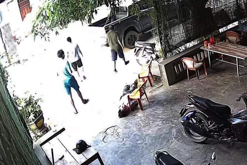 Vụ chủ nhà bất ngờ bị 2 người đàn ông đá liên tiếp vào đầu: Triệu tập 2 người - Ảnh 2. Vụ chủ nhà bất ngờ bị 2 người đàn ông đá liên tiếp vào đầu: Triệu tập 2 người - Ảnh 2.