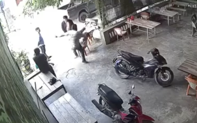 Vụ chủ nhà bất ngờ bị 2 người đàn ông đá liên tiếp vào đầu: Triệu tập 2 người - Ảnh 1. Vụ chủ nhà bất ngờ bị 2 người đàn ông đá liên tiếp vào đầu: Triệu tập 2 người - Ảnh 1.