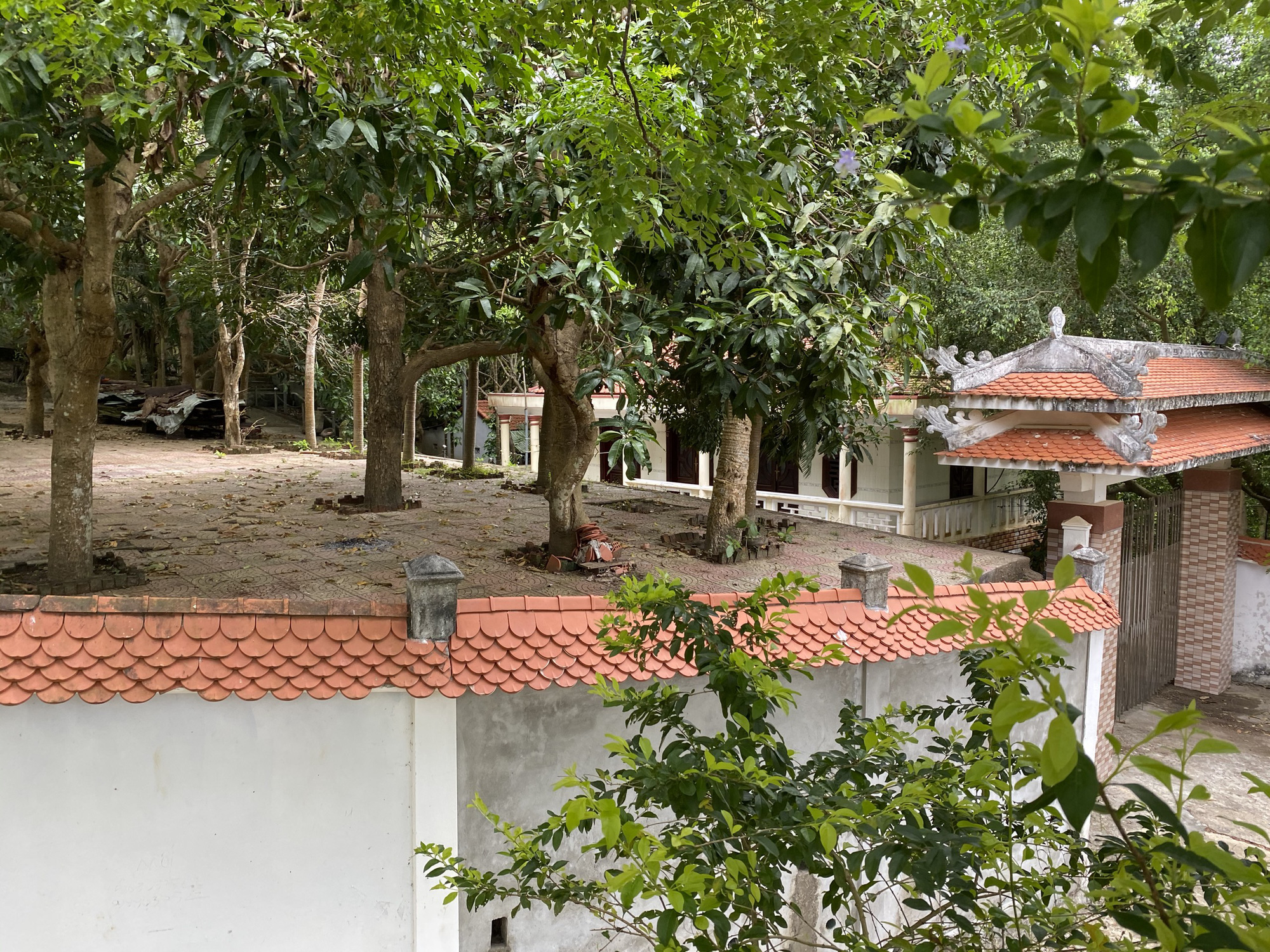 Vì sao đại gia vàng chưa tháo dỡ xong biệt thự trái phép trên núi Hải Vân? - Ảnh 3. Vì sao đại gia vàng chưa tháo dỡ xong biệt thự trái phép trên núi Hải Vân? - Ảnh 3.