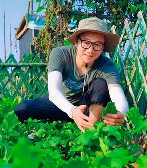 Nhiều sao về vườn nuôi gà, trồng rau sau xì-căng-đan - Ảnh 5. Nhiều sao về vườn nuôi gà, trồng rau sau xì-căng-đan - Ảnh 5.