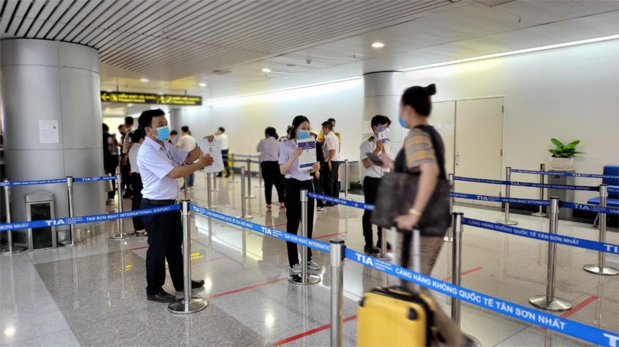 Sở Y tế đưa ra giải pháp nhằm giảm ùn tắc tại Cảng hàng không Tân Sơn Nhất - Ảnh 1. Sở Y tế đưa ra giải pháp nhằm giảm ùn tắc tại Cảng hàng không Tân Sơn Nhất - Ảnh 1.