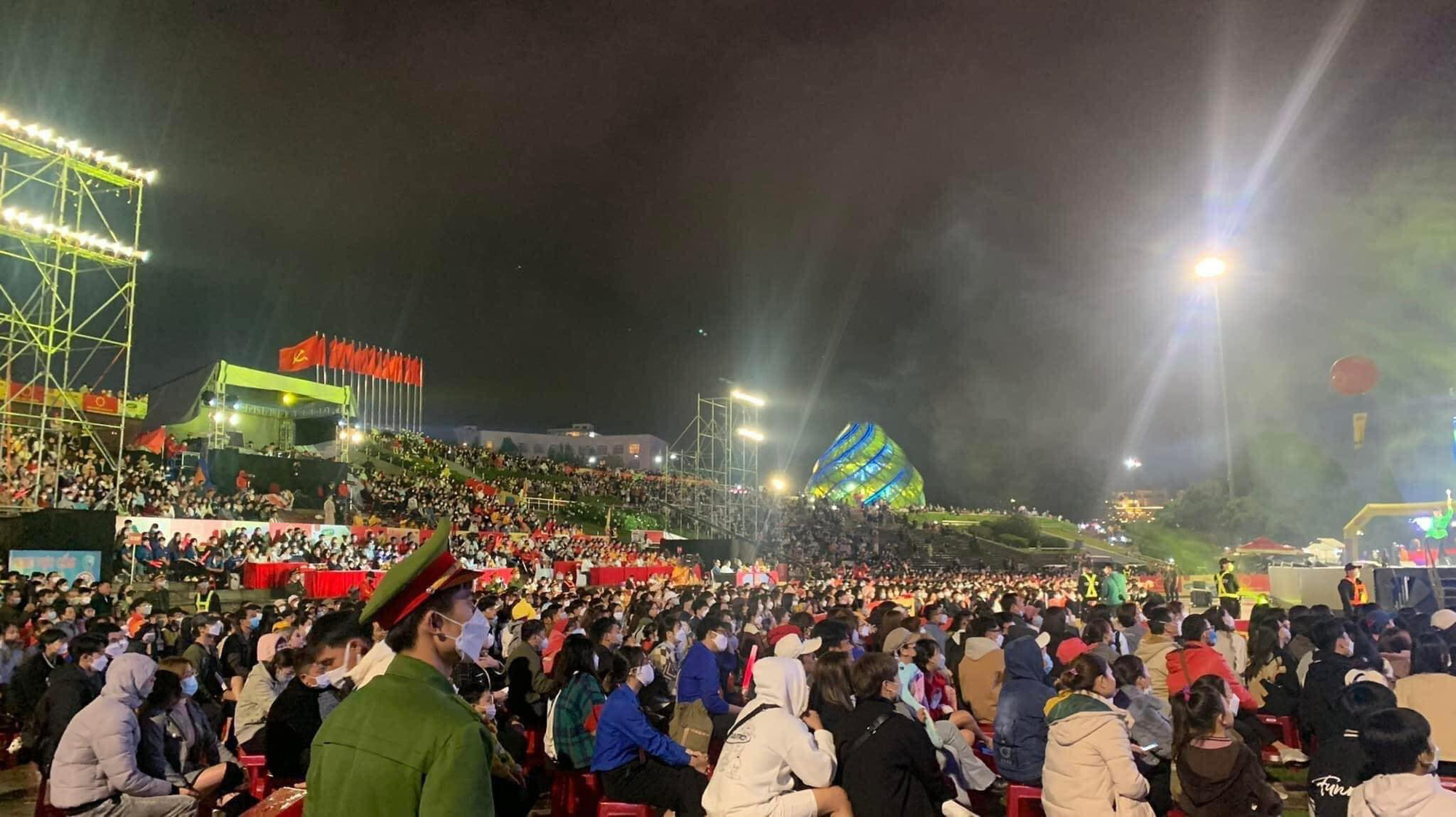 CLIP: Cầu Rạch Miễu (Bến Tre) ùn ứ nghiêm trọng, xe xếp hàng dài đi Đà Lạt - Ảnh 7. CLIP: Cầu Rạch Miễu (Bến Tre) ùn ứ nghiêm trọng, xe xếp hàng dài đi Đà Lạt - Ảnh 7.