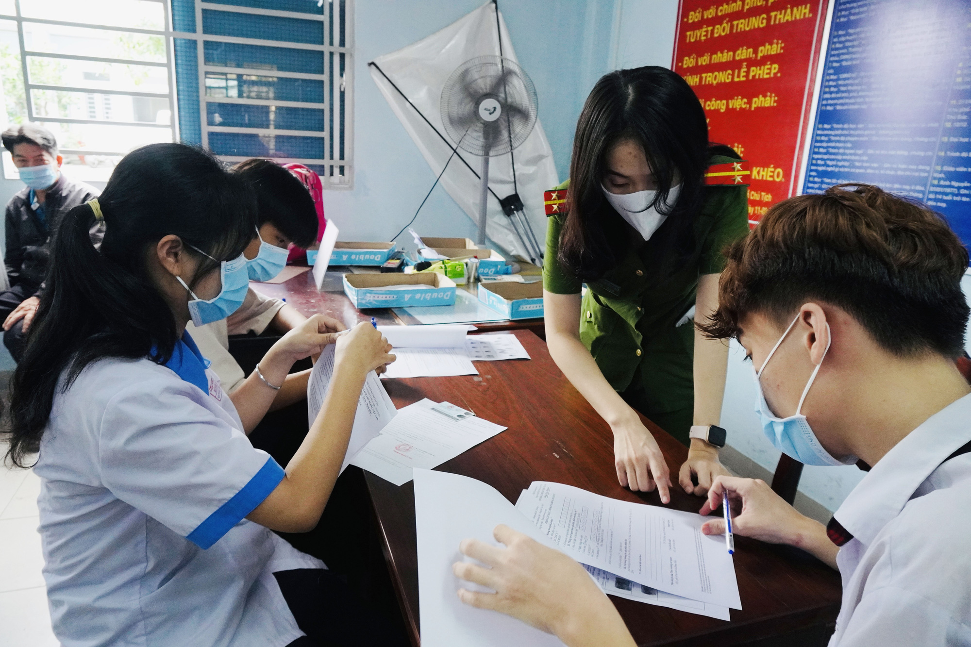 Công an TP Thủ Đức cấp CCCD gắn chip cho học sinh dịp lễ 30-4 - Ảnh 9. Công an TP Thủ Đức cấp CCCD gắn chip cho học sinh dịp lễ 30-4 - Ảnh 9.