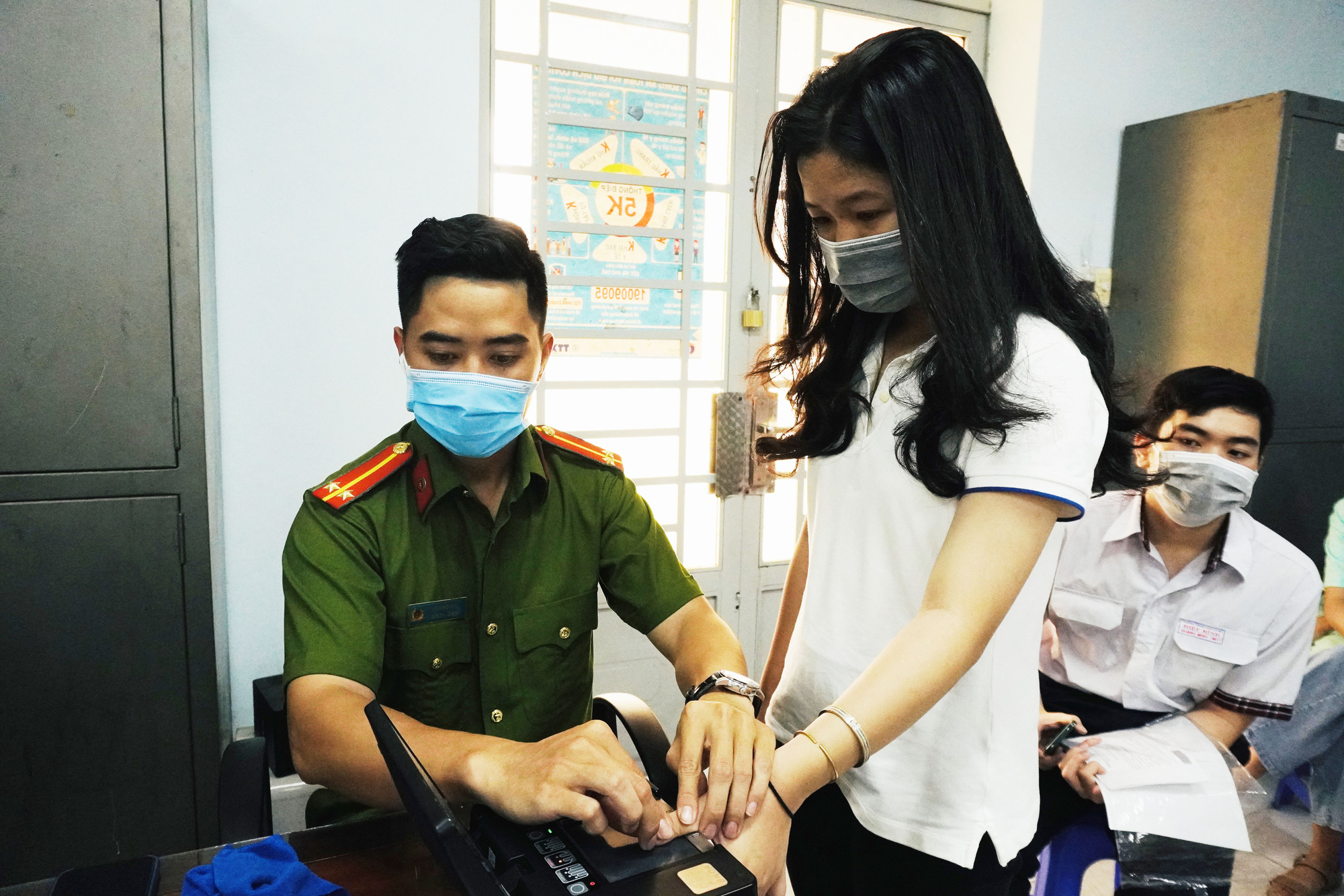 Công an TP Thủ Đức cấp CCCD gắn chip cho học sinh dịp lễ 30-4 - Ảnh 6. Công an TP Thủ Đức cấp CCCD gắn chip cho học sinh dịp lễ 30-4 - Ảnh 6.