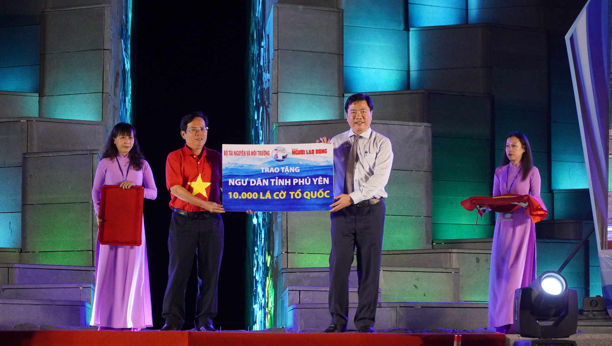 Trao 10.000 lá cờ Tổ quốc cho ngư dân Phú Yên