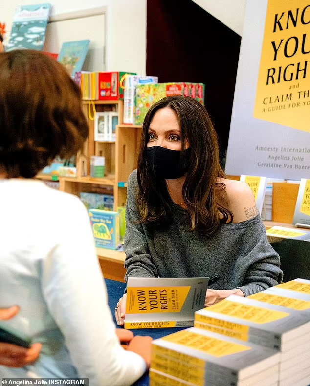 Angelina Jolie khen ngợi sự dũng cảm của người tị nạn - Ảnh 5. Angelina Jolie khen ngợi sự dũng cảm của người tị nạn - Ảnh 5.