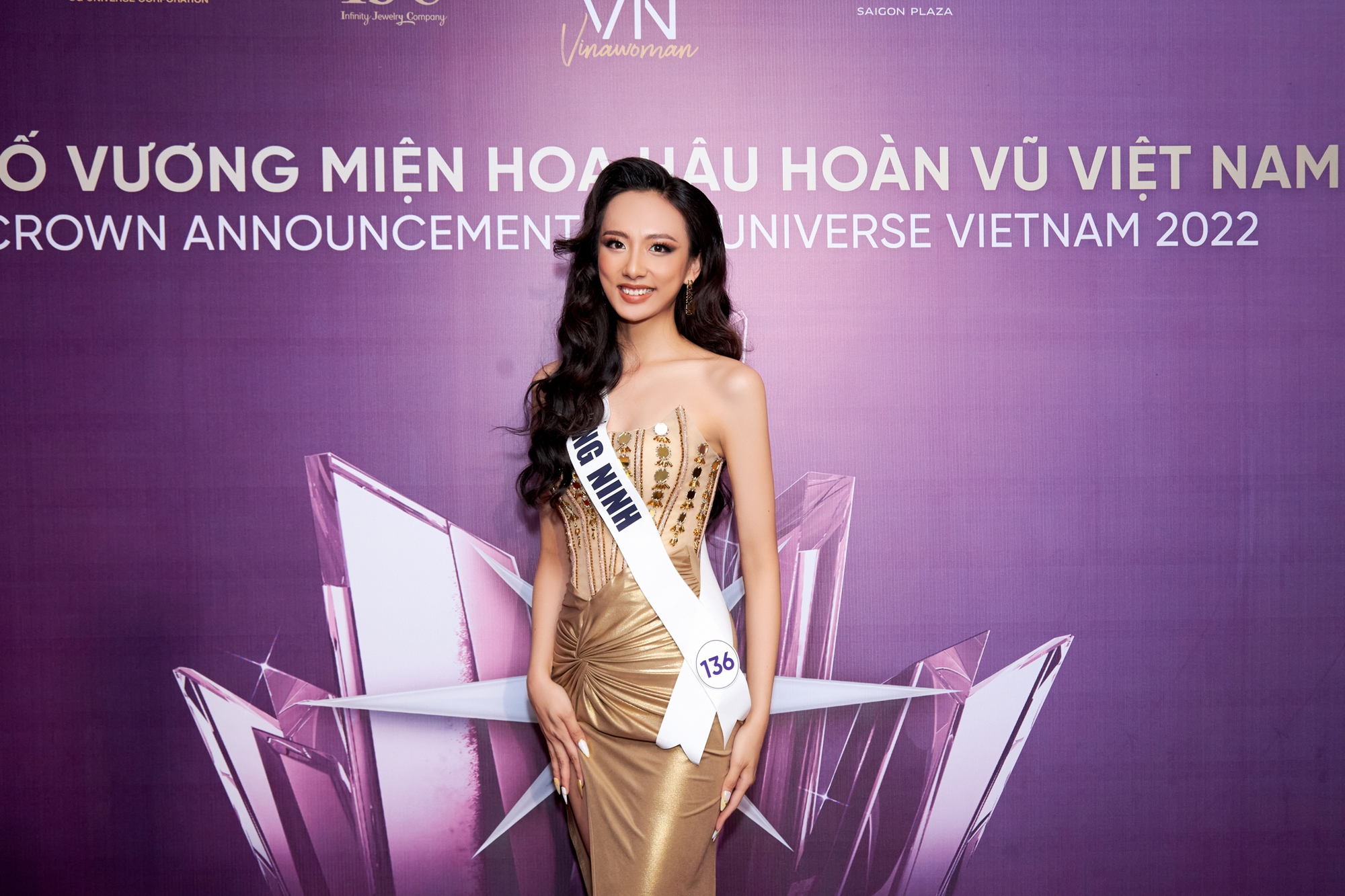Cận cảnh chiếc vương miện gắn hơn 2.000 viên kim cương của Tân hoa hậu Hoàn vũ - Ảnh 9. Cận cảnh chiếc vương miện gắn hơn 2.000 viên kim cương của Tân hoa hậu Hoàn vũ - Ảnh 9.