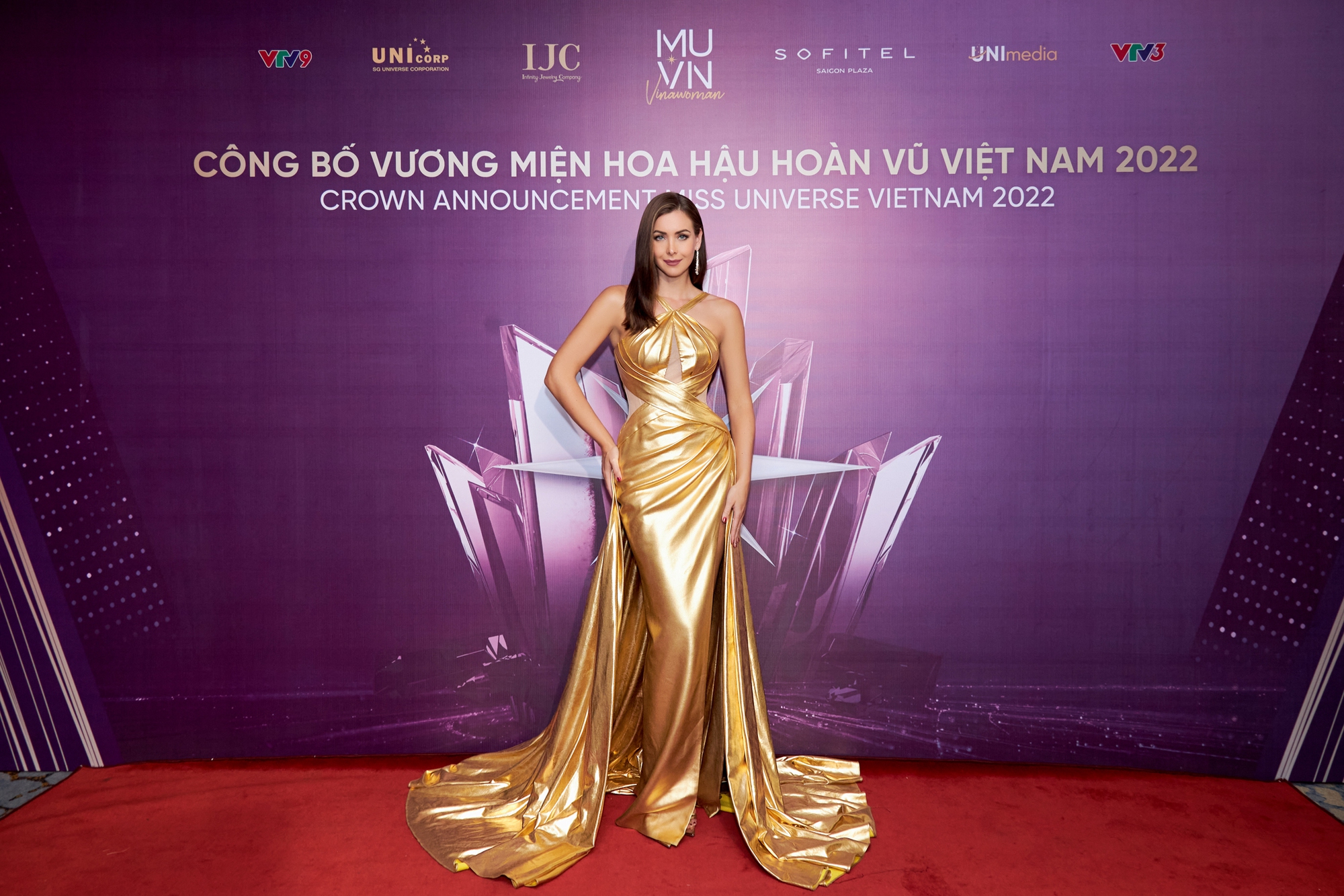 Cận cảnh chiếc vương miện gắn hơn 2.000 viên kim cương của Tân hoa hậu Hoàn vũ - Ảnh 11. Cận cảnh chiếc vương miện gắn hơn 2.000 viên kim cương của Tân hoa hậu Hoàn vũ - Ảnh 11.