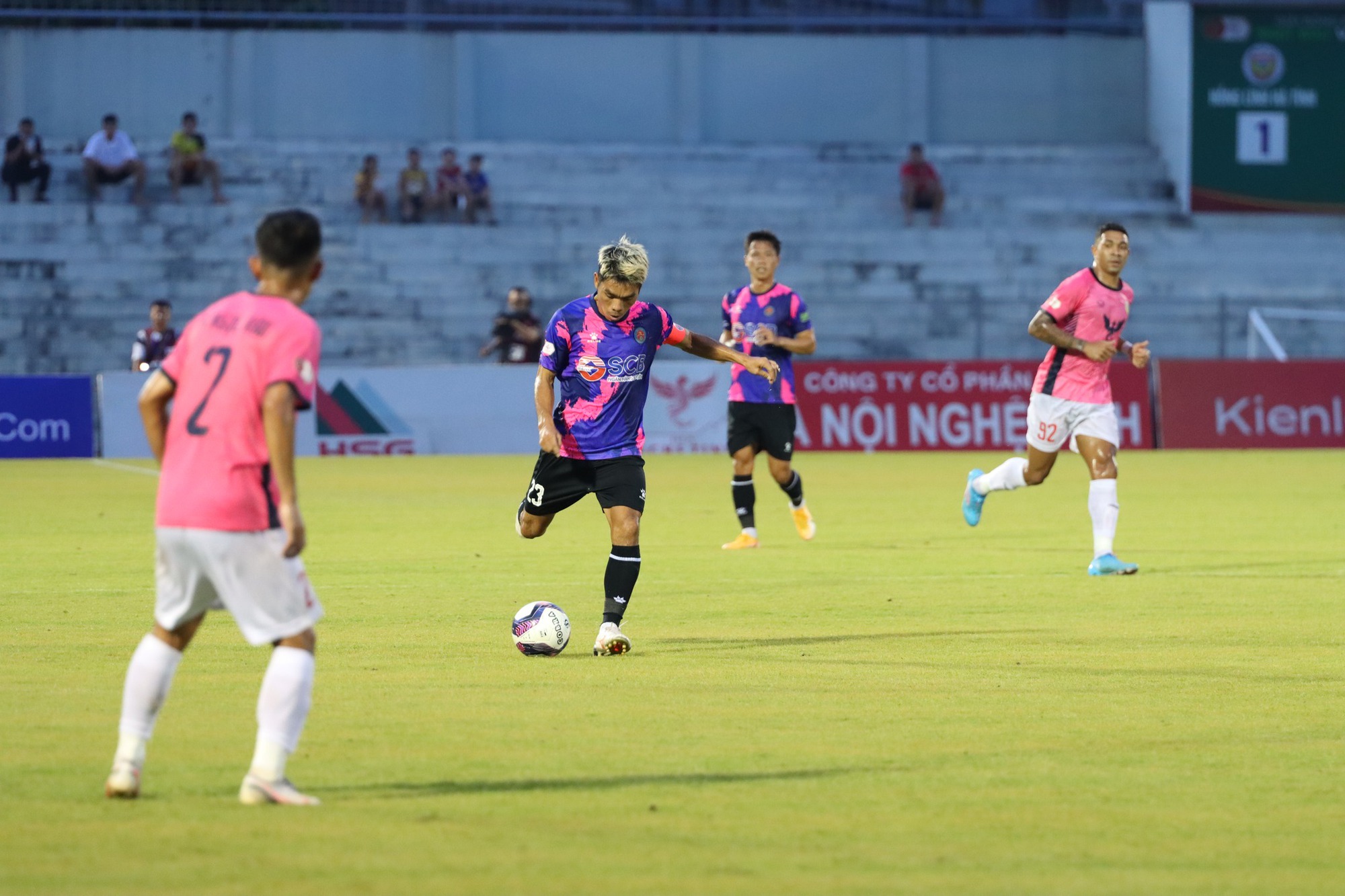 Thắng trận đầu tiên, Sài Gòn FC vẫn đứng chót bảng xếp hạng V-League 2022 - Ảnh 2. Thắng trận đầu tiên, Sài Gòn FC vẫn đứng chót bảng xếp hạng V-League 2022 - Ảnh 2.