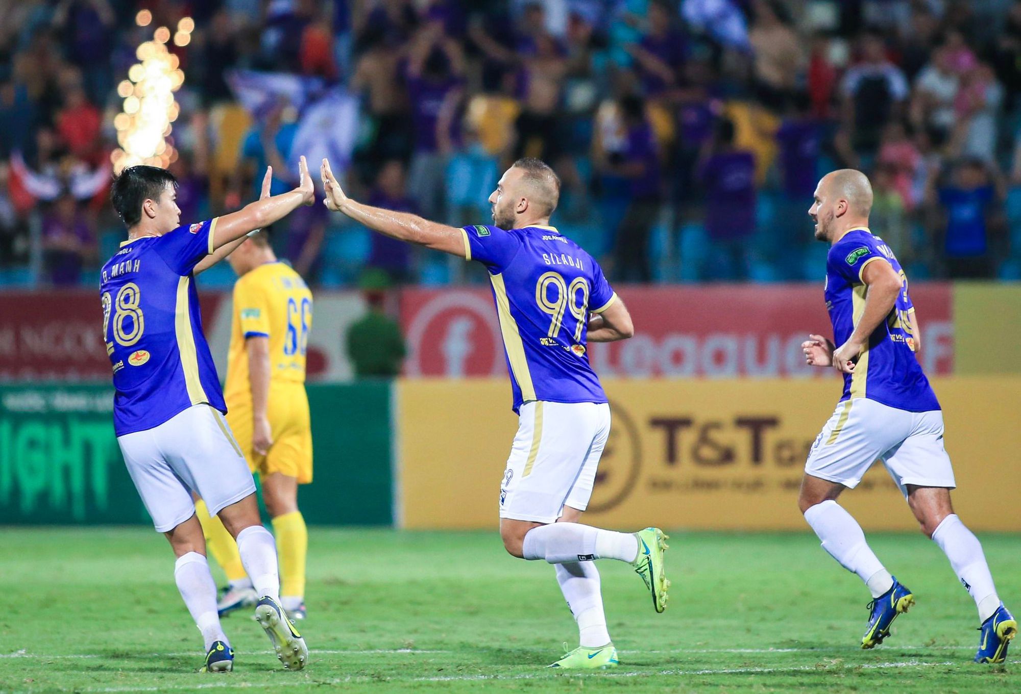 Thắng ngược SLNA, CLB Hà Nội vững ngôi đầu V-League 2022 - Ảnh 3. Thắng ngược SLNA, CLB Hà Nội vững ngôi đầu V-League 2022 - Ảnh 3.