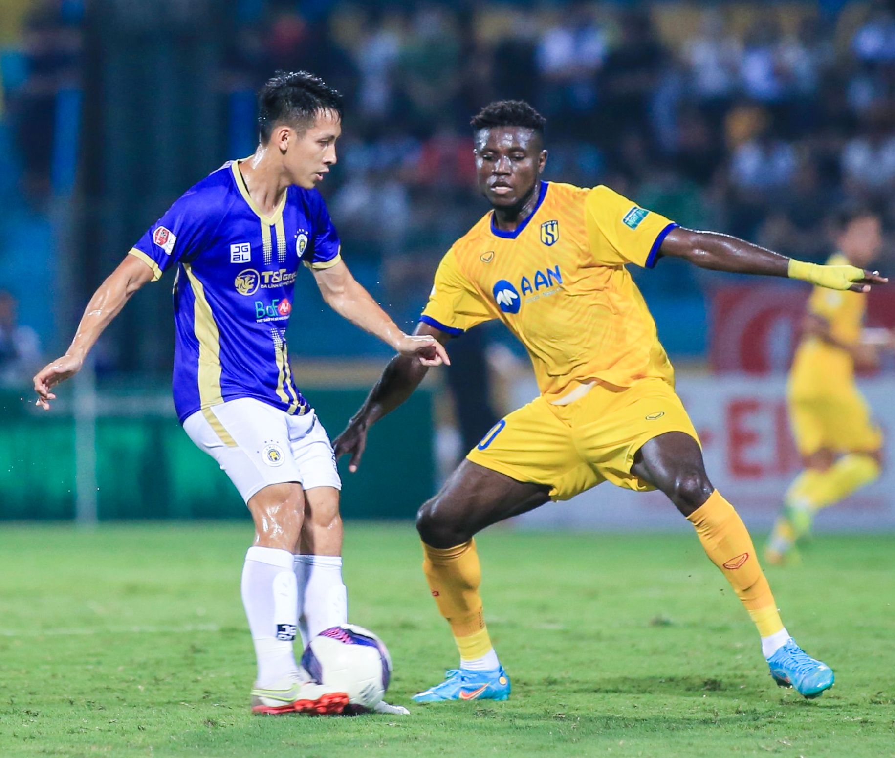 Thắng ngược SLNA, CLB Hà Nội vững ngôi đầu V-League 2022 - Ảnh 2. Thắng ngược SLNA, CLB Hà Nội vững ngôi đầu V-League 2022 - Ảnh 2.
