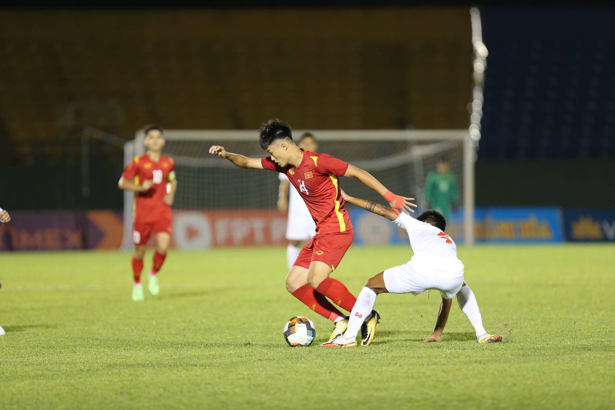 U19 Việt Nam thắng dễ Myanmar, vươn lên đầu bảng Giải U19 Quốc tế 2022 - Ảnh 3. U19 Việt Nam thắng dễ Myanmar, vươn lên đầu bảng Giải U19 Quốc tế 2022 - Ảnh 3.