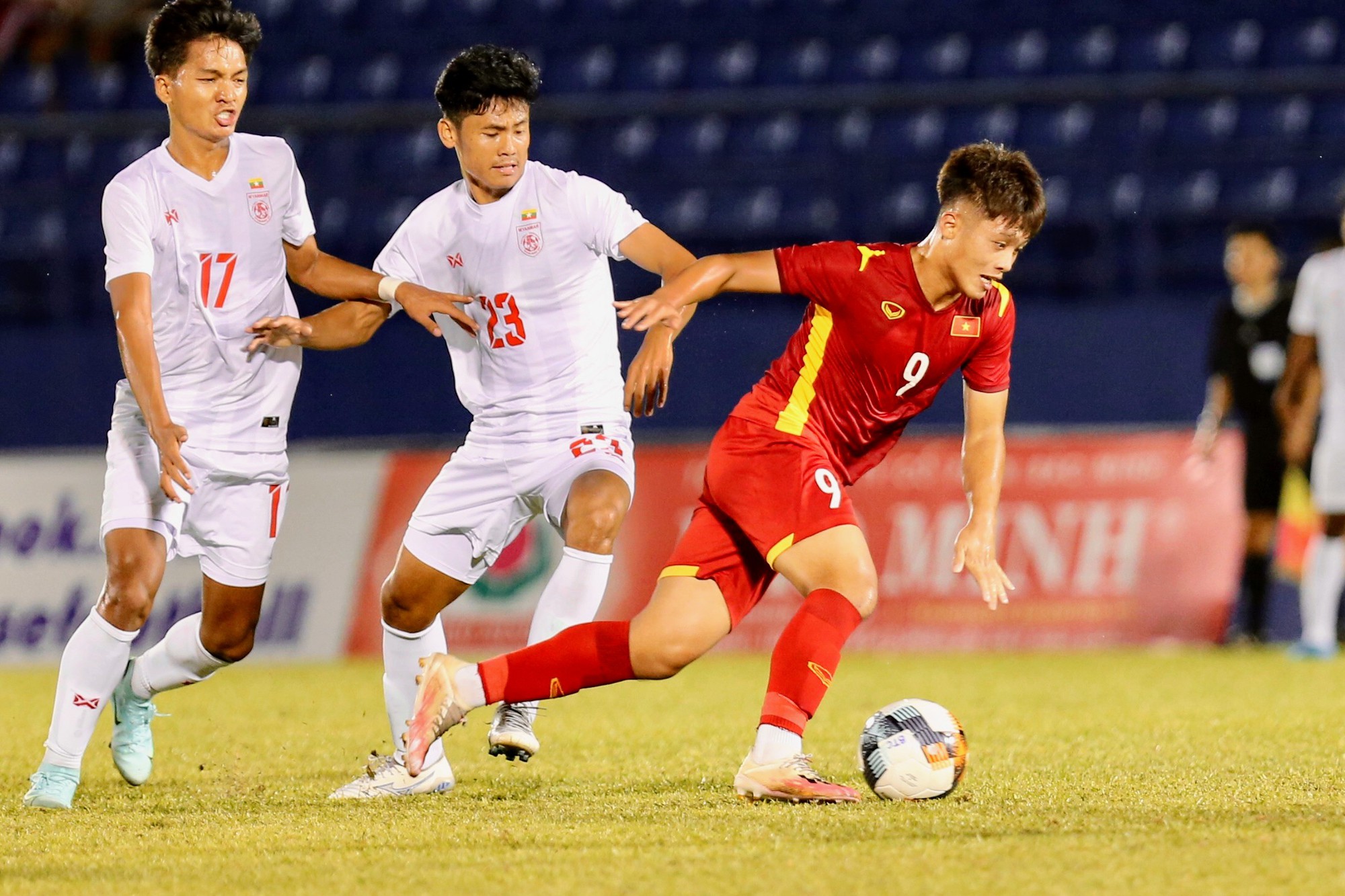 U19 Việt Nam thắng dễ Myanmar, vươn lên đầu bảng Giải U19 Quốc tế 2022 - Ảnh 2. U19 Việt Nam thắng dễ Myanmar, vươn lên đầu bảng Giải U19 Quốc tế 2022 - Ảnh 2.