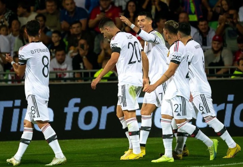 Ronaldo dần mở lòng với đồng đội - Ảnh 2. Ronaldo dần mở lòng với đồng đội - Ảnh 2.