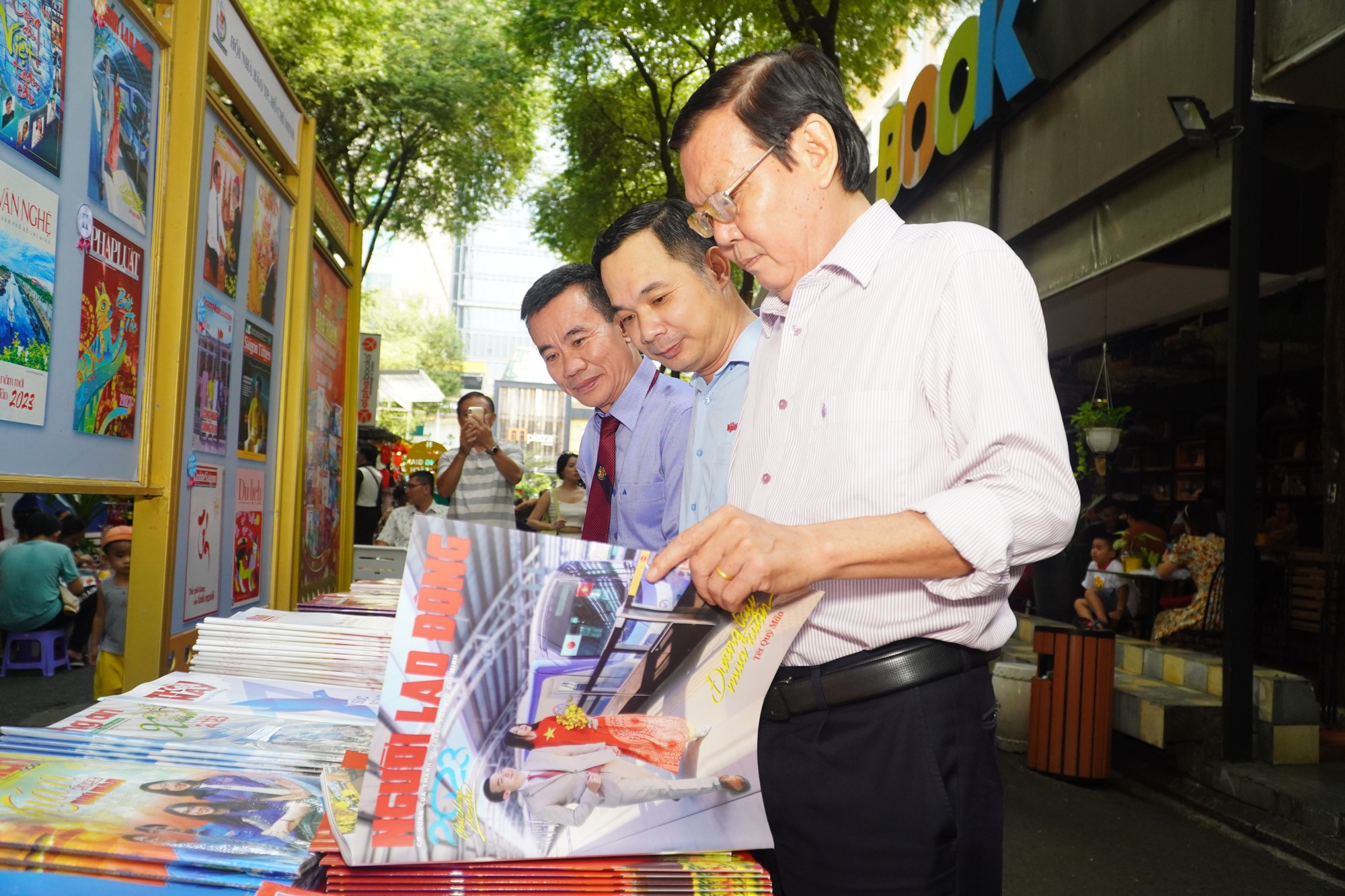 Trao giải bìa báo xuân Quý Mão 2023 và khai trương sạp báo xuân tại Đường sách TP HCM