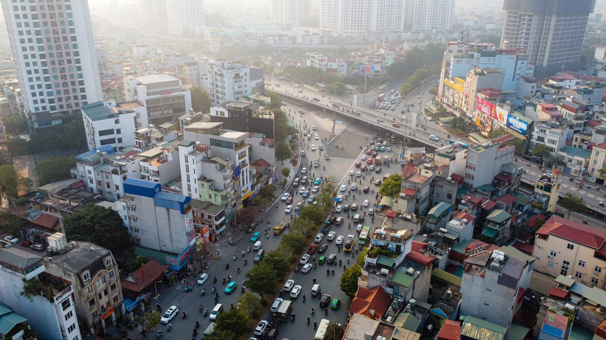 VIDEO Ngã Tư Sở thông suốt sau khi phân luồng lại