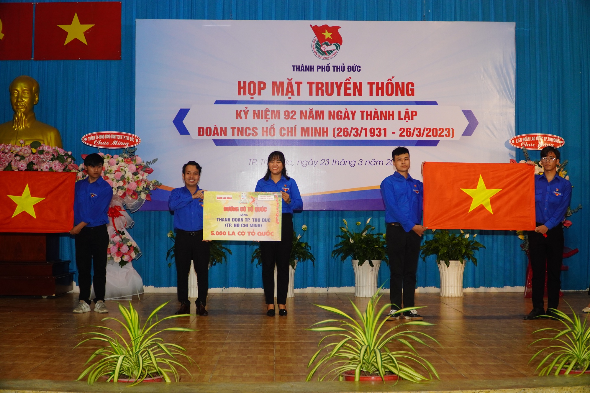 Tặng Thành đoàn Thủ Đức 5.000 lá cờ để thực hiện 50 'Đường cờ Tổ quốc'