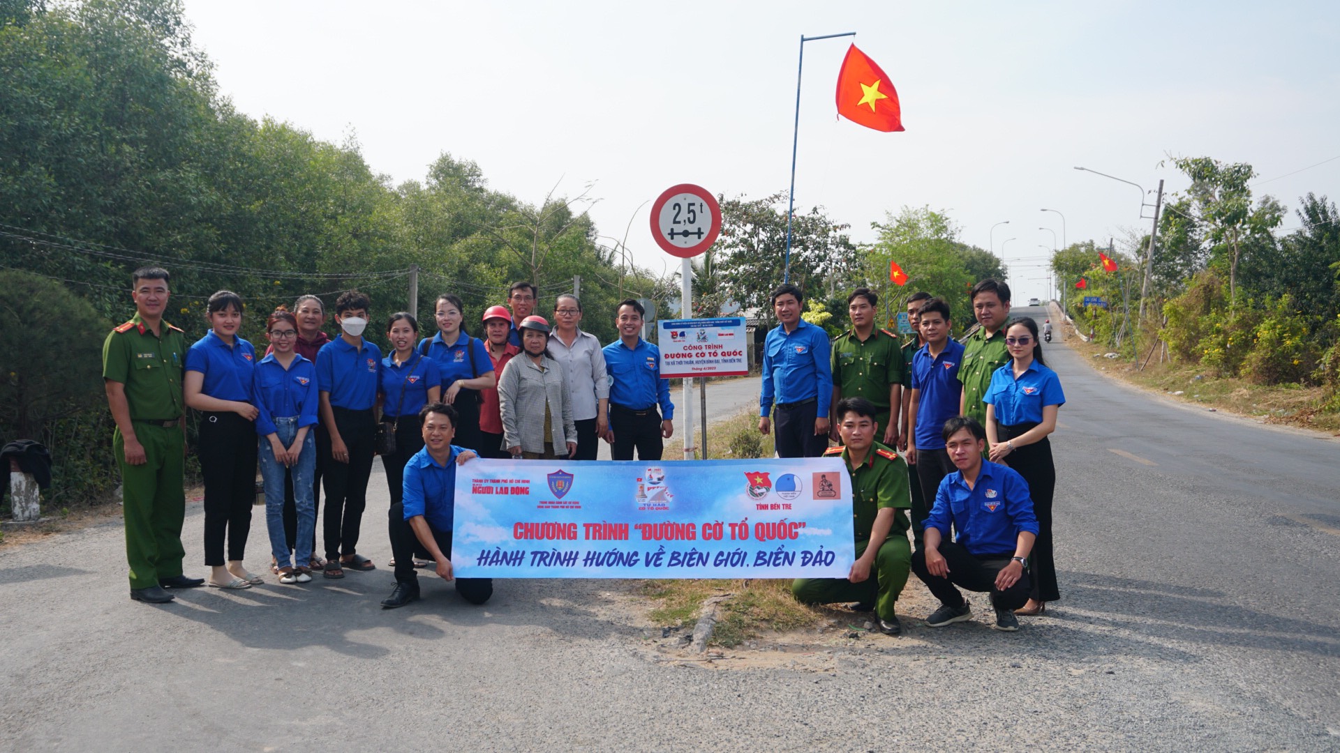 Trao cờ Tổ quốc, tặng gạo cho người dân Bến Tre