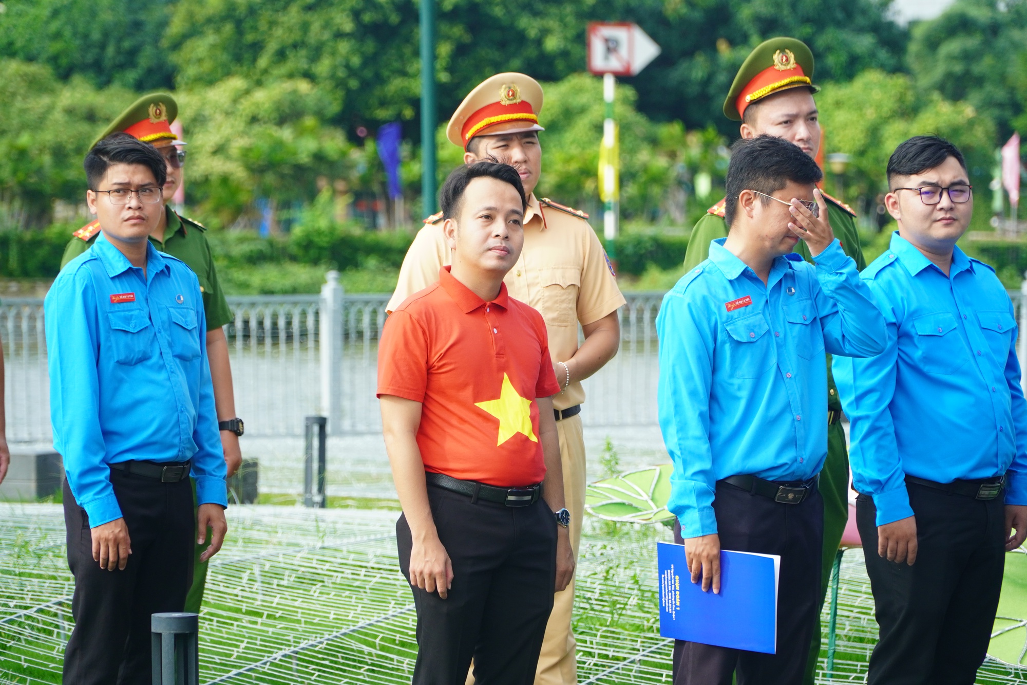 Xúc động lễ chào cờ ‘ Tôi yêu Tổ quốc tôi’