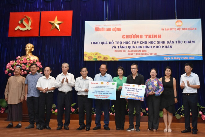 Trao quà và kinh phí hỗ trợ học tập cho học sinh, sinh viên dân tộc Chăm