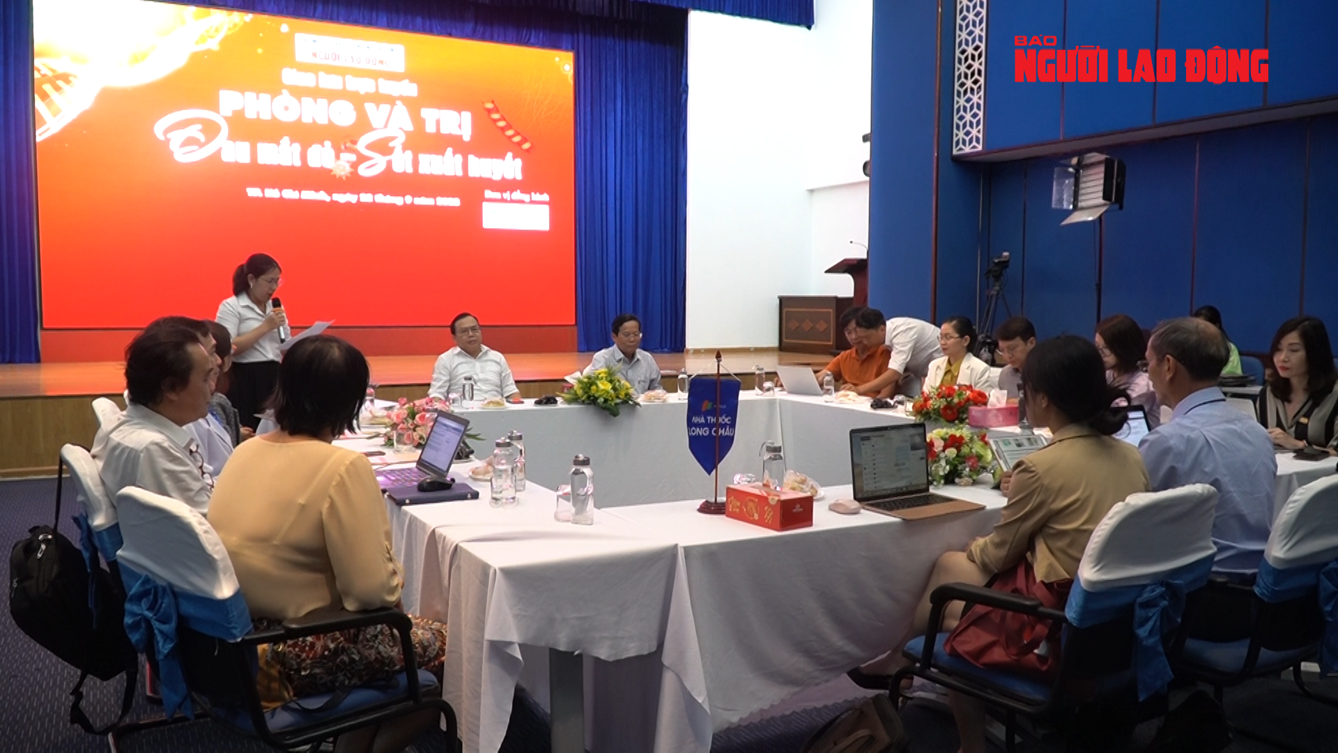 Tư vấn trực tuyến: "Phòng và trị đau mắt đỏ, sốt xuất huyết"