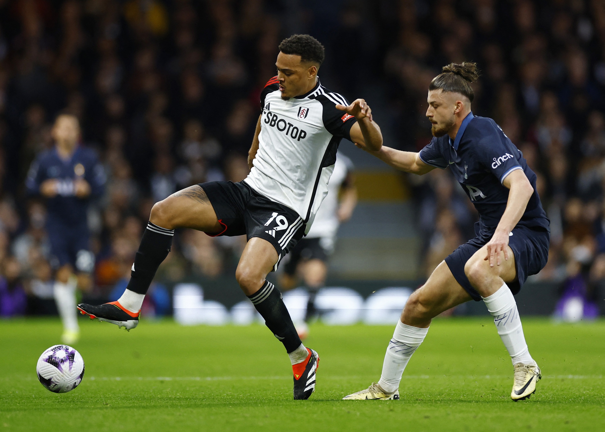 Tottenham thua sốc trận derby London sân Craven Cottage mở hội