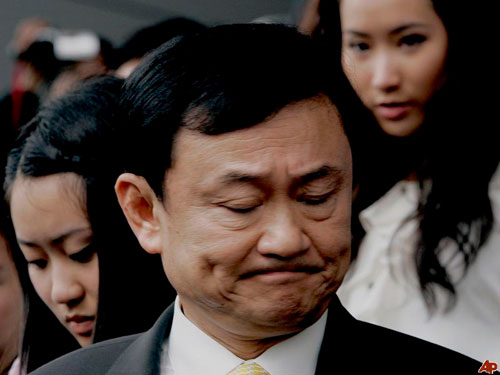 Ông Thaksin và hai con gái Pintongta (phải) và Paetongtarn năm 2008. Ảnh: AP