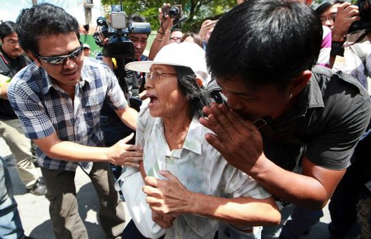 Cảnh sát Thái Lan mặc thường phục bắt giữ một người biểu tình ngày 1-6. Ảnh: AP