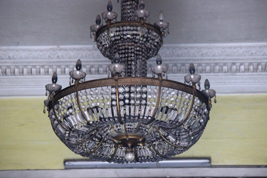 Theo giới đồ cổ, đèn chùm được treo trên trần của ngôi biệt thự có giá trên 50 triệu. Tuy nhiên, đây một trong số ít đồ cổ có trong ngôi nhà này.