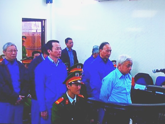 Nguyễn Đức Kiên (áo sơ mi sáng màu) cùng các bị cáo nghe toà tuyên án - Ảnh chụp qua màn hình