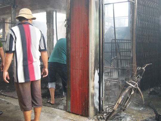 Khung cảnh tan hoang sau đám cháy ở chợ thị xã Sông Cầu