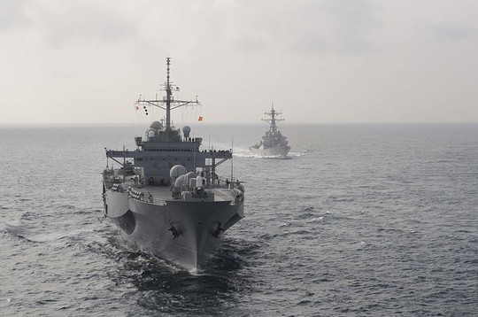 Soái hạm USS Blue Ridge (trái) và tàu khu trục mang tên lửa dẫn đường USS Stethem của Mỹ. Ảnh: US Navy
