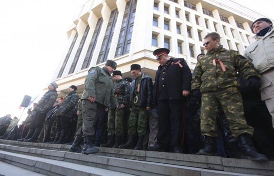 Đội tự vệ được thành lập ở TP Simferopol, Crimea. Ảnh: ITAR-TASS