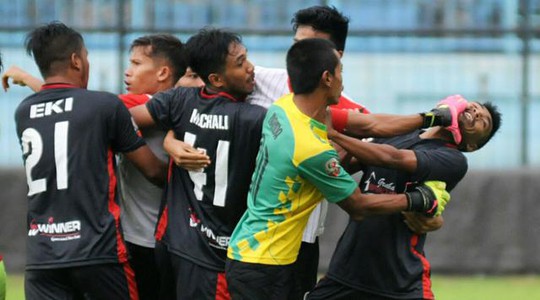 Indonesia: Cầu thủ đánh nhau như giang hồ hỗn chiến - Ảnh 2.