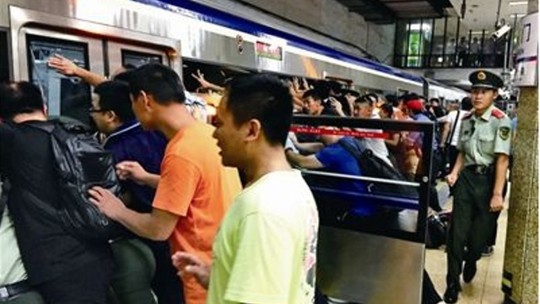 Hàng trăm người đẩy nghiêng tàu điện ngầm, cứu nạn nhân mắc kẹt - Ảnh 2.