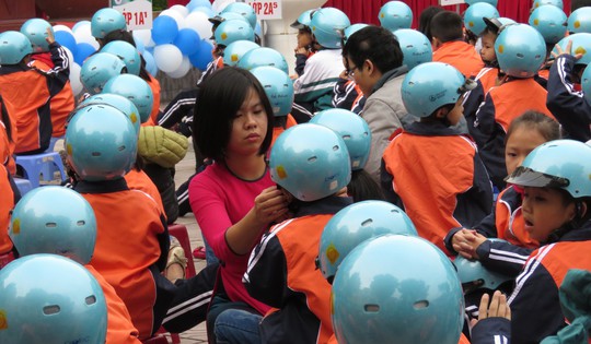 Báo nước ngoài ca ngợi luật đội mũ bảo hiểm của Việt Nam - Ảnh 2. Báo nước ngoài ca ngợi luật đội mũ bảo hiểm của Việt Nam - Ảnh 2.