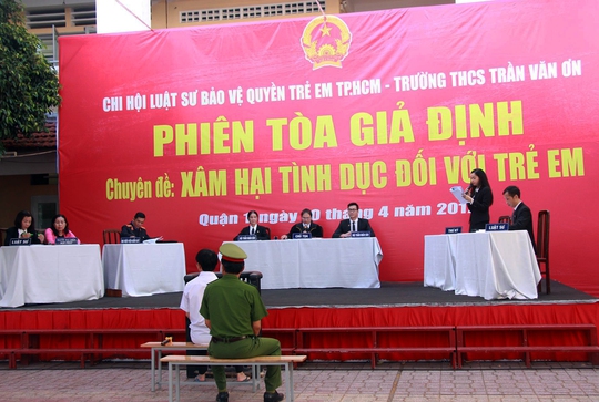 
Phiên tòa giả định diễn ra tại Trường THCS Trần Văn Ơn về án Dâm ô với trẻ em.
