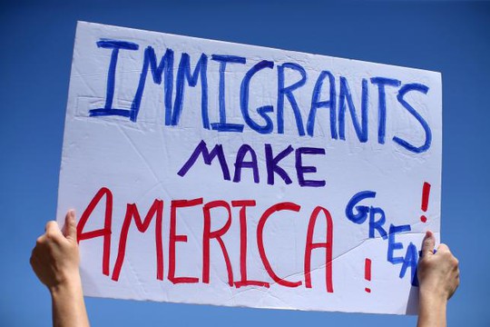 
Những người phản đối sắc lệnh nhập cư của ông Trump biểu tình gần biên giới Mỹ - Mexico nhân chuyến thăm của Bộ trưởng An ninh nội địa John Kelly tại bang California ngày 21-4. Ảnh: REUTERS
