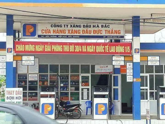 Chiếc băng rôn với nội dung sai sót không thể chấp nhận - Ảnh: Phan Hồng Quân