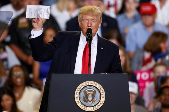 Ông Trump tham dự một cuộc mít-tinh ở bang Pennsylvania hôm 29-4. Ảnh: REUTERS