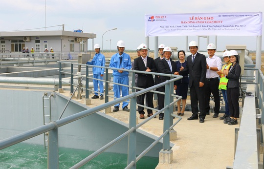 
Đại diện của Thanh Bình Phú Mỹ, KCN Chuyên sâu Phú Mỹ 3 và Kobelco Eco - Solutions Việt Nam tại buổi lễ bàn giao nhà máy xử lý nước thải. Ảnh: Minh Quân
