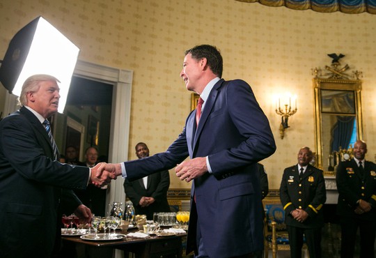 Bữa tối định mệnh của cựu giám đốc FBI với ông Trump - Ảnh 1.