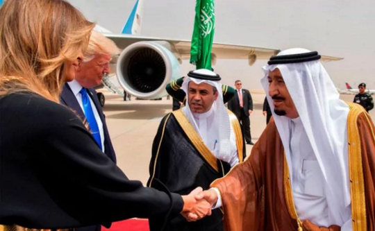 Ông Trump “khó xử” vì vợ không mang khăn trùm đầu