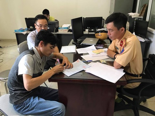 Phạt 3, 2 triệu, tước bằng tài xế taxi húc CSGT bỏ chạy - Ảnh 1. Phạt 3, 2 triệu, tước bằng tài xế taxi húc CSGT bỏ chạy - Ảnh 1.